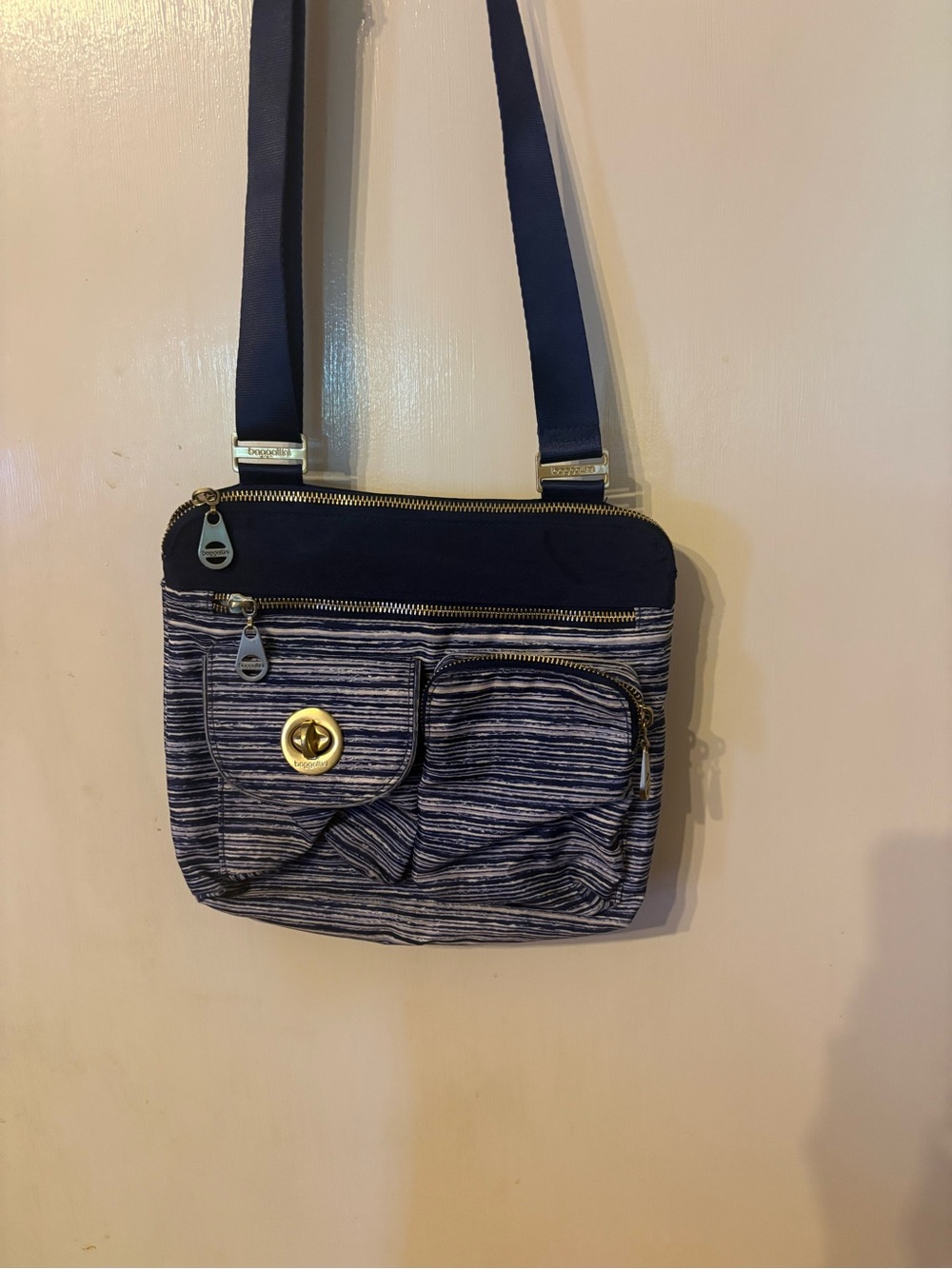 Baggallini Crossbody Bag Blue and White purse with adjustable strap